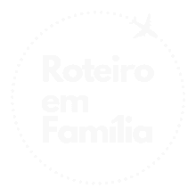logomarca Roteiro em Família circulada por uma desenho de aeronave de passageiros