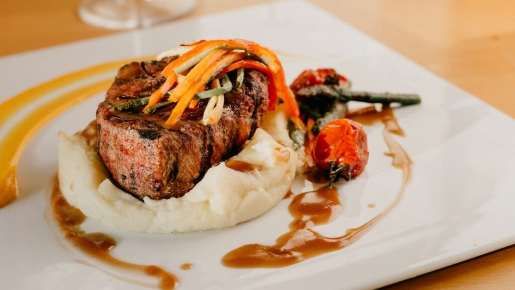 Um delicioso medalhão de carne bovina num prato conceitual